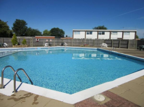 Beautifully appointed 2 storey chalet with access to outdoor swimming pool - 5 minute stroll to miles of sandy beach - Near to the Norfolk Broads & Great Yarmouth